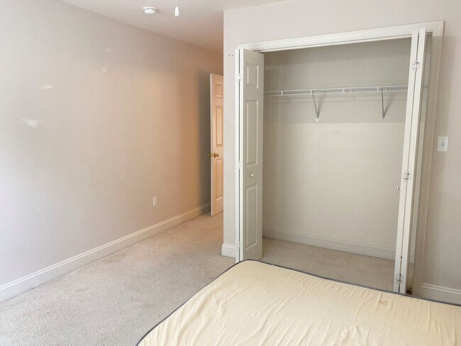 Building Photo - Charming 3-Bedroom Townhome with Private E...