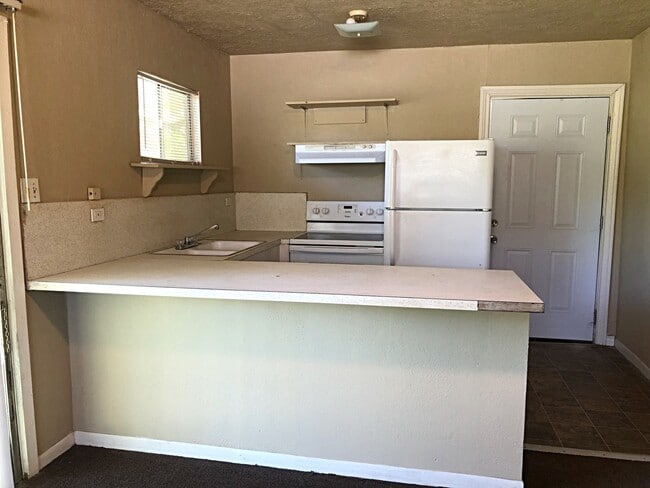 Building Photo - 735 Rosedale Dr