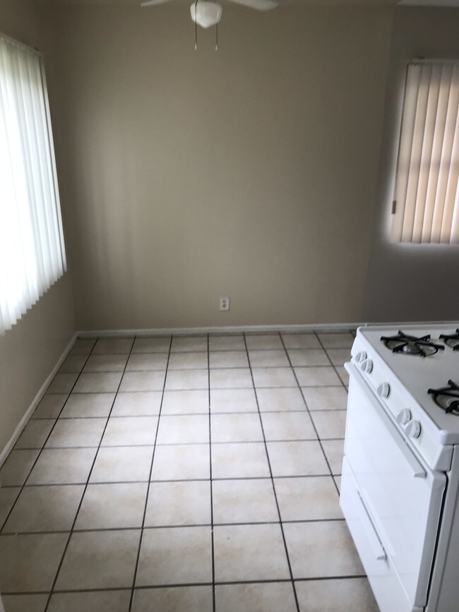 Building Photo - 917 N Hudson Ave