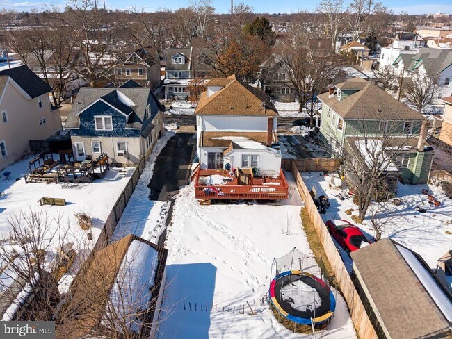 Building Photo - 233 Melrose Ave