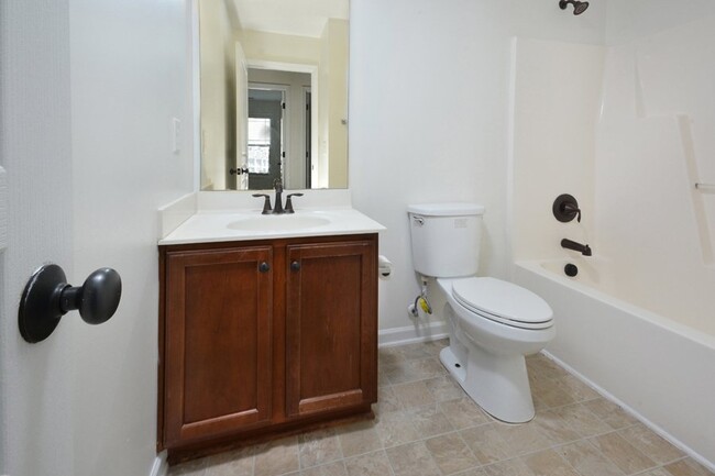 Building Photo - Townhome in Quiet Neighborhood