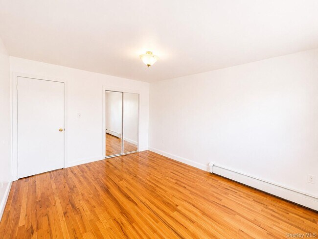 Building Photo - 533 Soundview Ave
