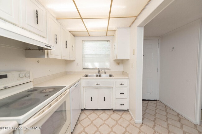 Building Photo - 2511 Country Club Dr