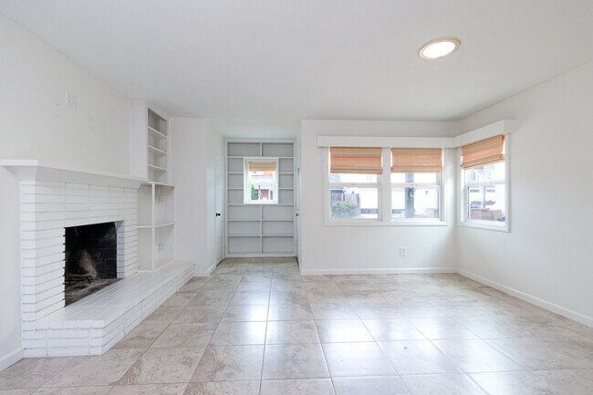 Building Photo - 3 Bedroom + 2 Bathroom Duplex | Silverstrand | Oxnard | Unfurnished