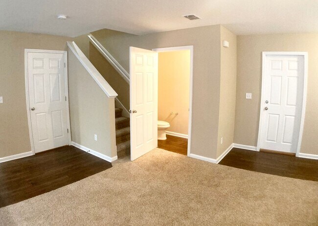 Building Photo - Roomy 3BR Home in NW Jacksonville – 2.5 Ba...