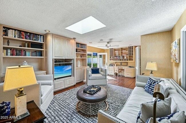 Building Photo - 8733 E Vía De Viva