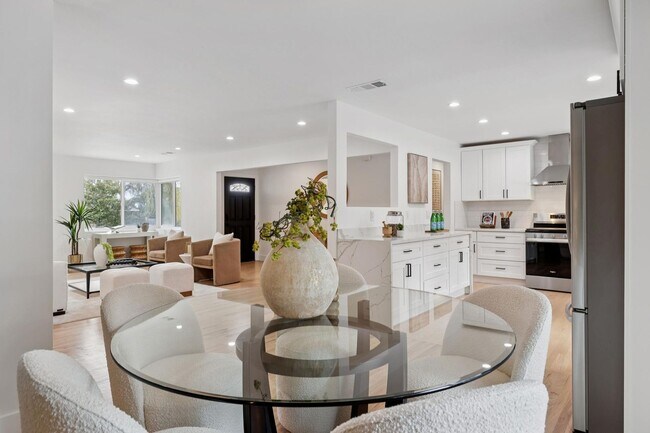 Building Photo - Updated Woodland Estates Home