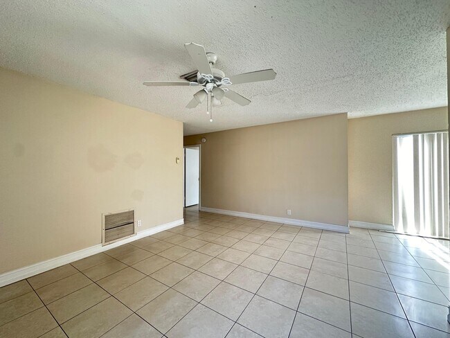 Building Photo - 4127 Woodside Dr