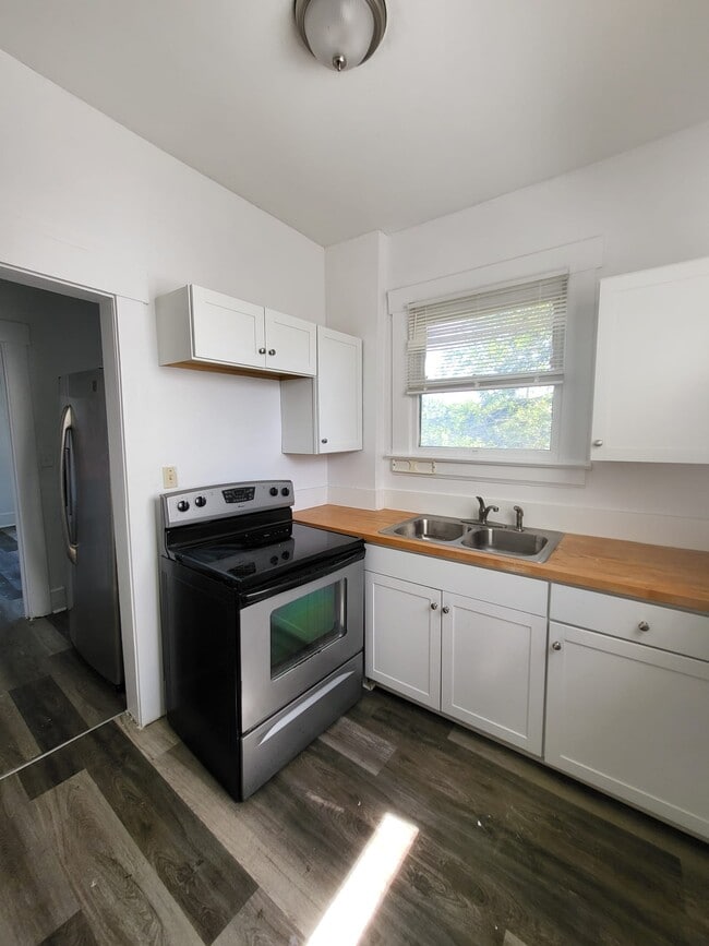 Building Photo - 234 E 18th St