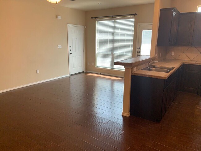 Building Photo - 2 Story Duplex / Interior Washer & Dryer C...