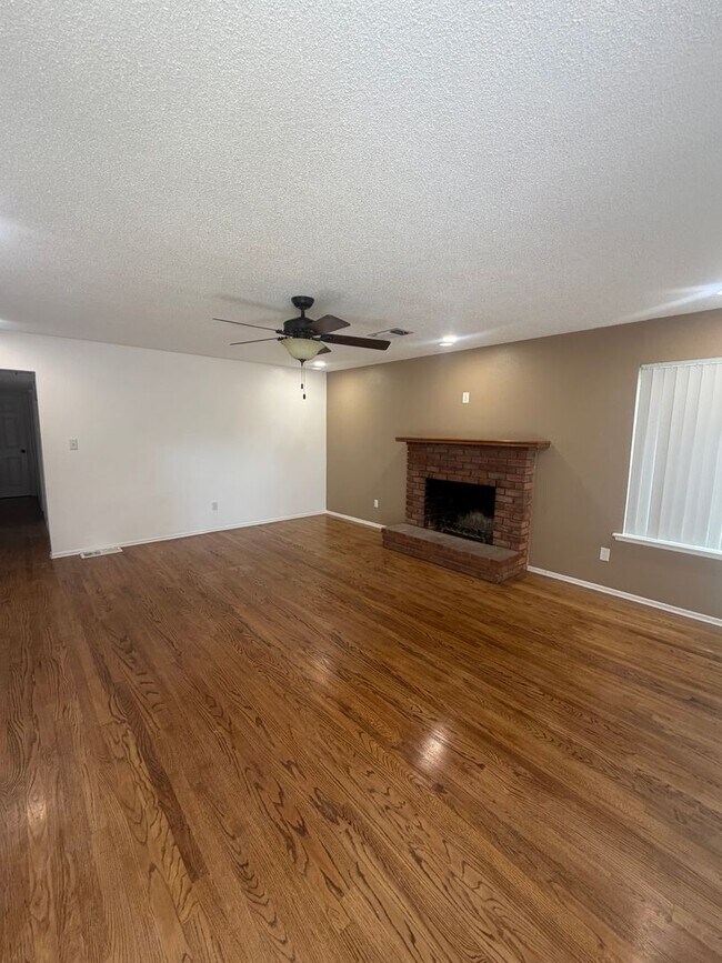 Building Photo - 3 bedroom 2 bathroom in North Hanford