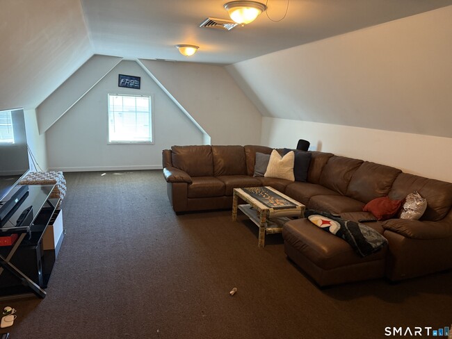 Building Photo - 17 Oenoke Pl