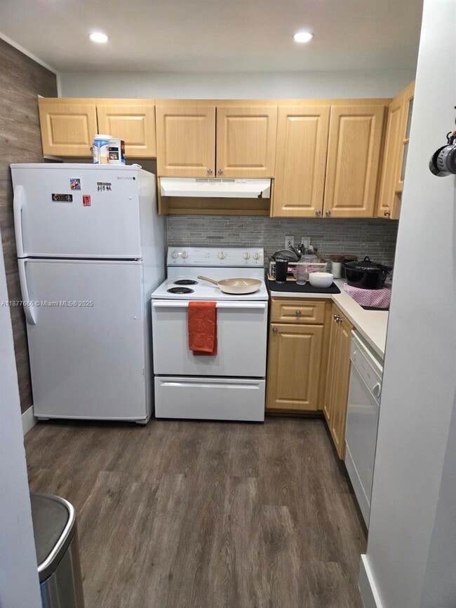 Building Photo - 9320 Fontainebleau Blvd