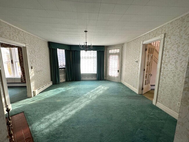 Building Photo - 2027 Lincoln Way E