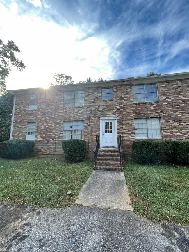 Primary Photo - 2 Bedroom / 1 Bath Carrollton Apartment - Updated!