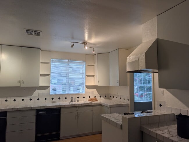 Building Photo - 14656 La Maida St