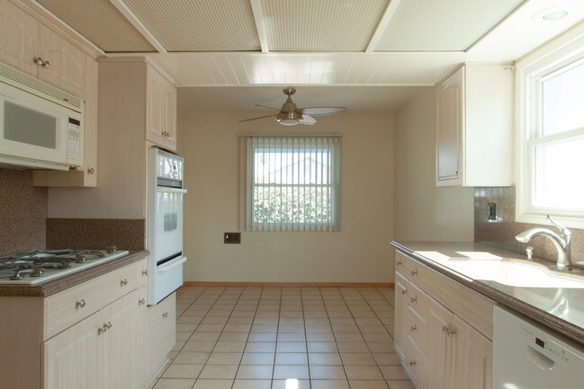 Building Photo - 8823 E Greenwood Ave