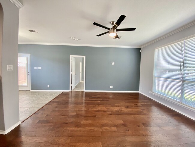 Building Photo - Medical Center/USAA/ UTSA 3 BD/2.5 BA Ready for Move In!