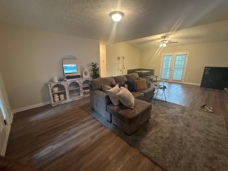 Building Photo - 6630 Leisure Trl