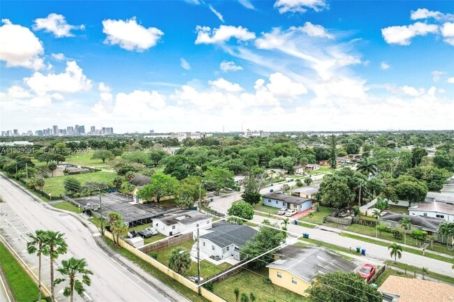 Building Photo - 2911 NW 5th Ct