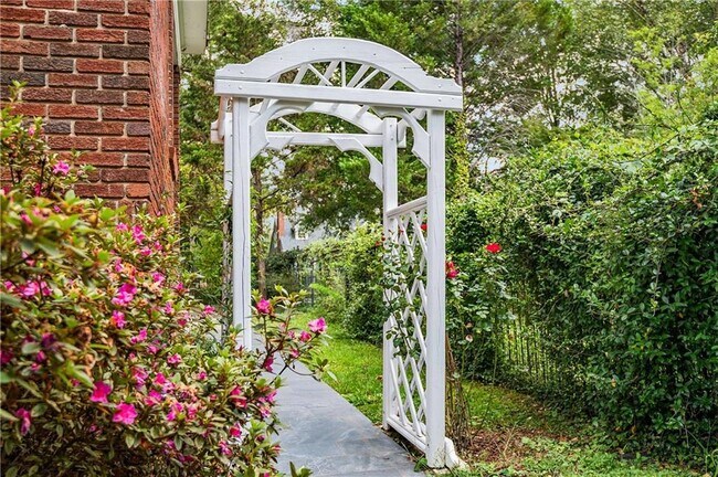 Building Photo - 787 Flat Shoals Ave SE