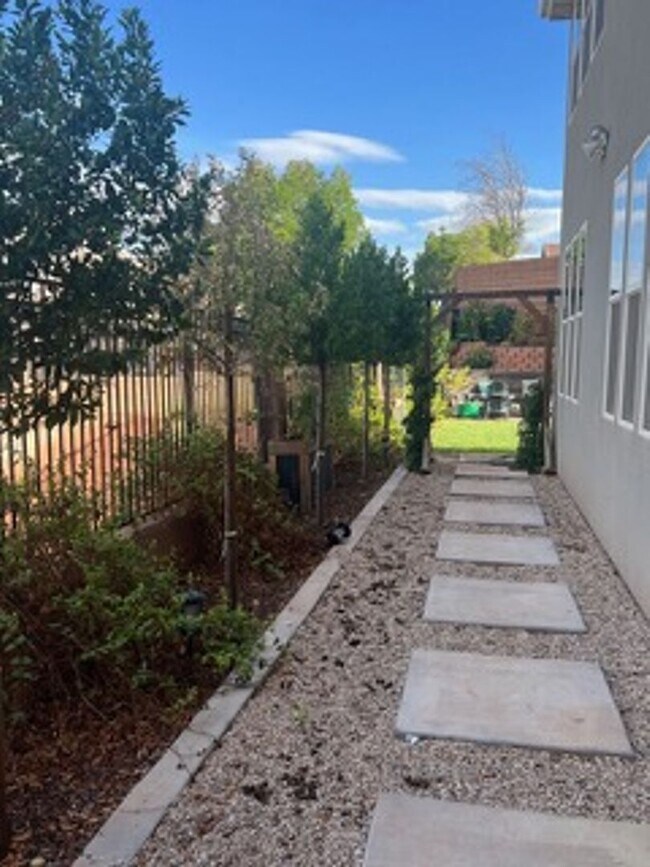 Building Photo - Very Spacious 6 bedroom home with amazing ...