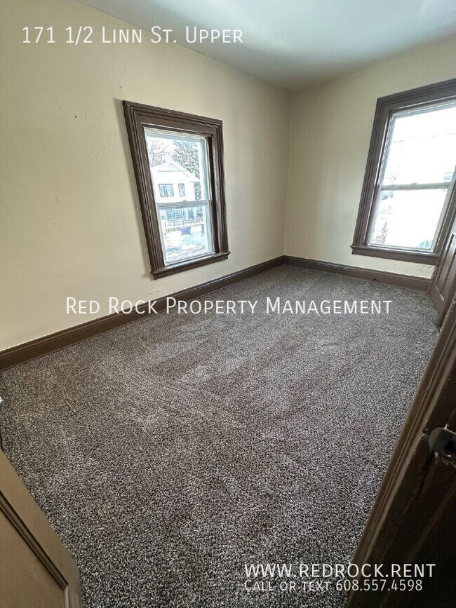 Building Photo - 171 1/2 Linn St. Upper-