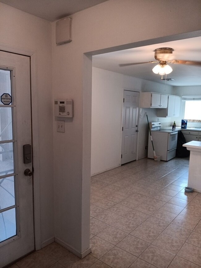 Building Photo - 3 Bedroom, 2-Bathroom in the NE Heights, Close to Everything.