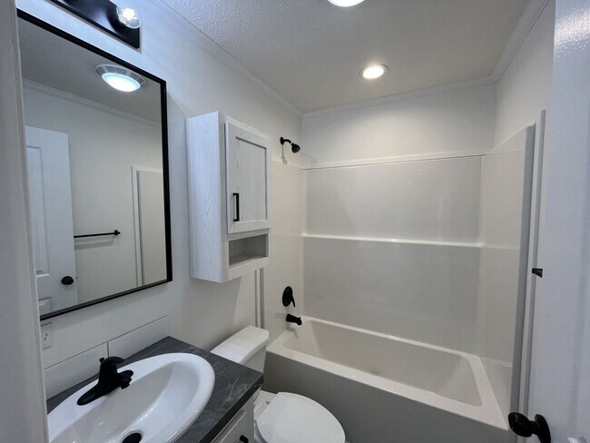 Building Photo - 9 Swan Ln