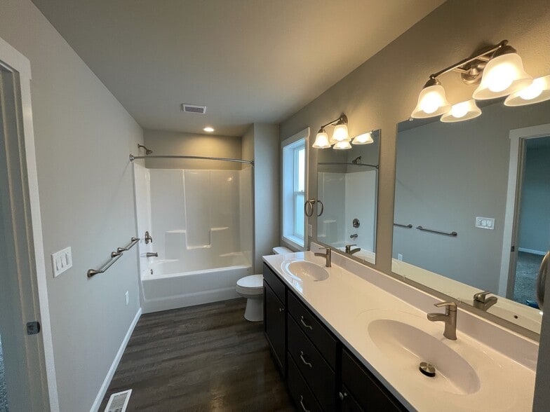 Master bathroom - 9016 W Winona Rd