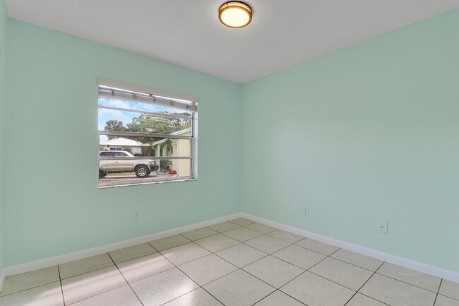 Building Photo - 2145 5th St