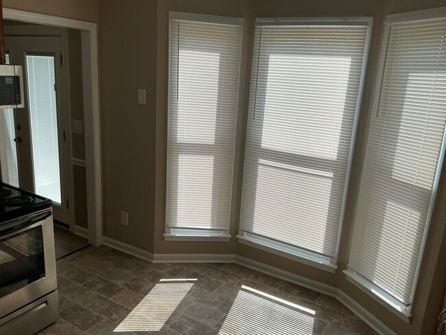 Building Photo - 101 Shady Maple Dr