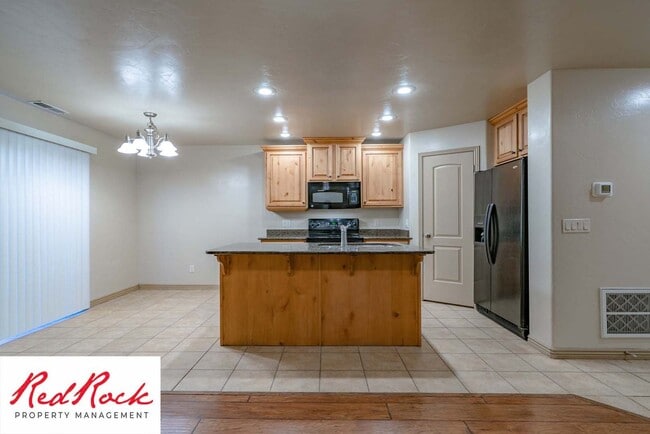 Building Photo - Beautiful 3 bedroom, 2.5 bathroom Townhome...