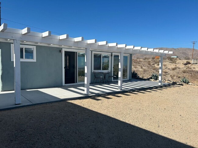 Building Photo - GORGEOUS 2 BED 2 BATH HOME WITH 1 BED 1 BA...