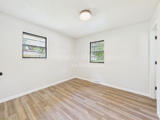 Building Photo - 8622 E 108th Terrace