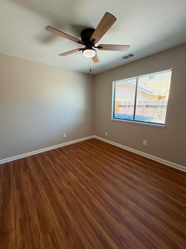 Building Photo - Beautifully Updated 3 Bedroom Home