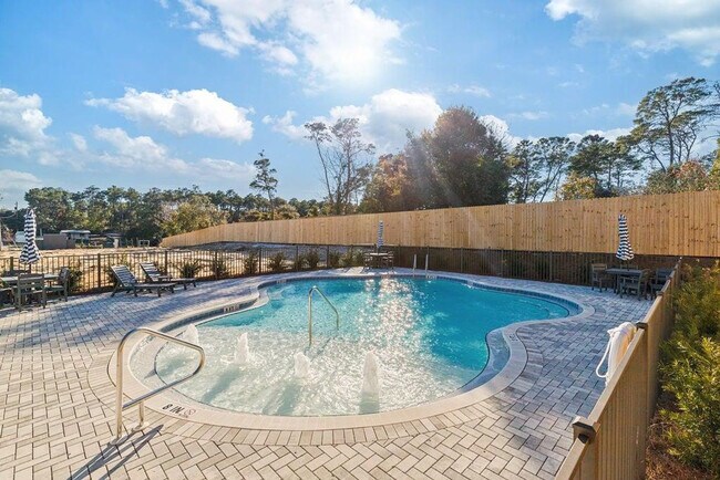 Building Photo - 31 Sarah St