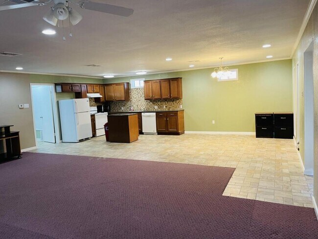 Building Photo - 306 N Davis St