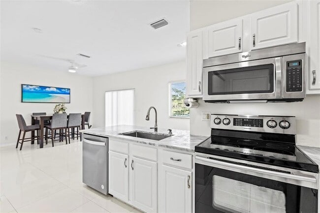 Building Photo - 4722 Lago Vista Dr