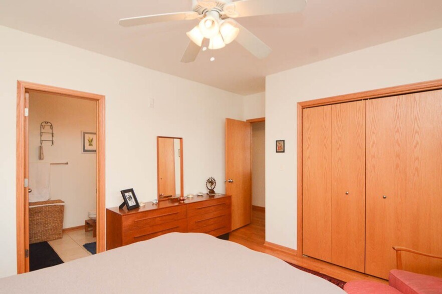 Building Photo - 934 W Leland Ave