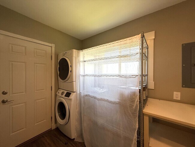 Building Photo - Charming Downtown Anacortes Home - Avail Now!