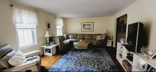 Living room - 9177 Collington Sq