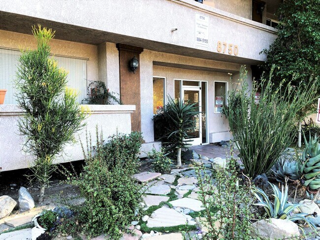 Building Photo - Welcome home! 2bd/2ba unit with parking. Master bedroom with en-suite bathroom!