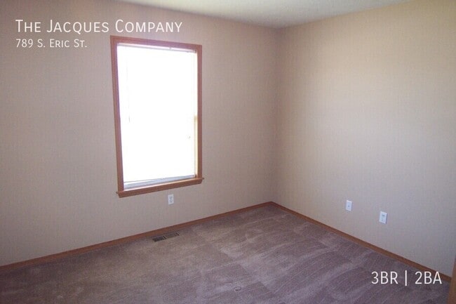 Building Photo - 789 S Eric St