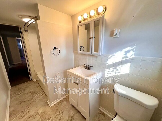 Building Photo - 210 18th St