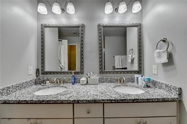 Building Photo - 2185 Mission View Dr NW