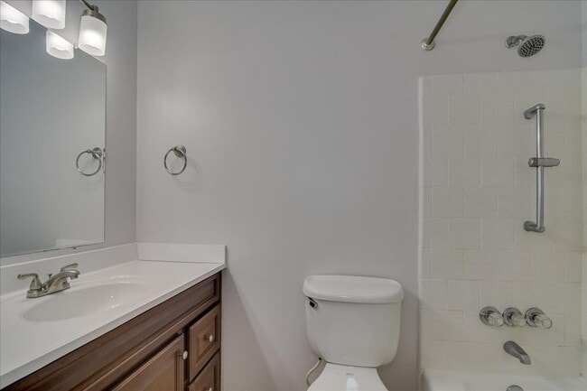 Building Photo - 303 Meadowlake Dr