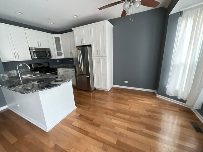 Building Photo - 1116 Village Center Pkwy