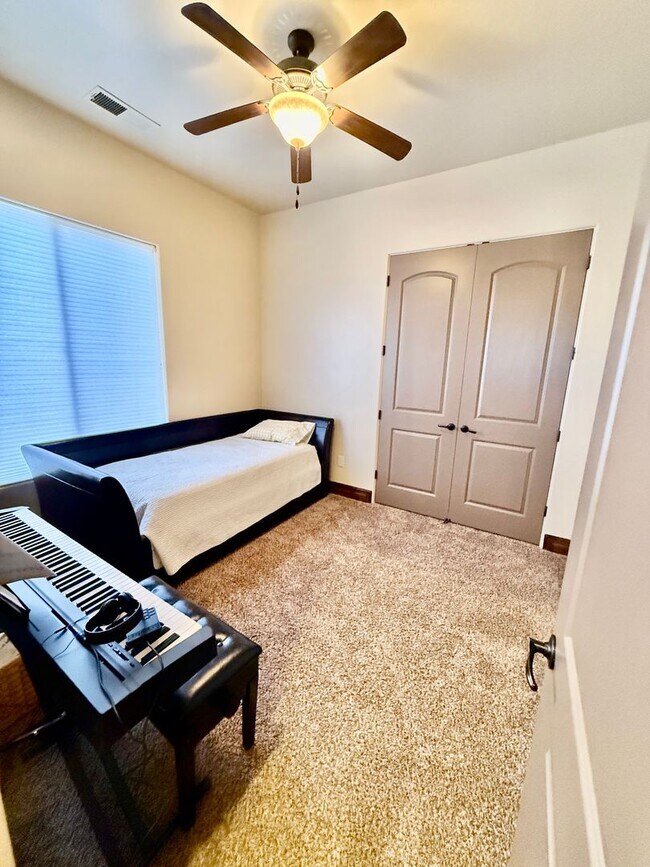 Building Photo - Beautiful Five-Bedroom Home in Tonaquint V...