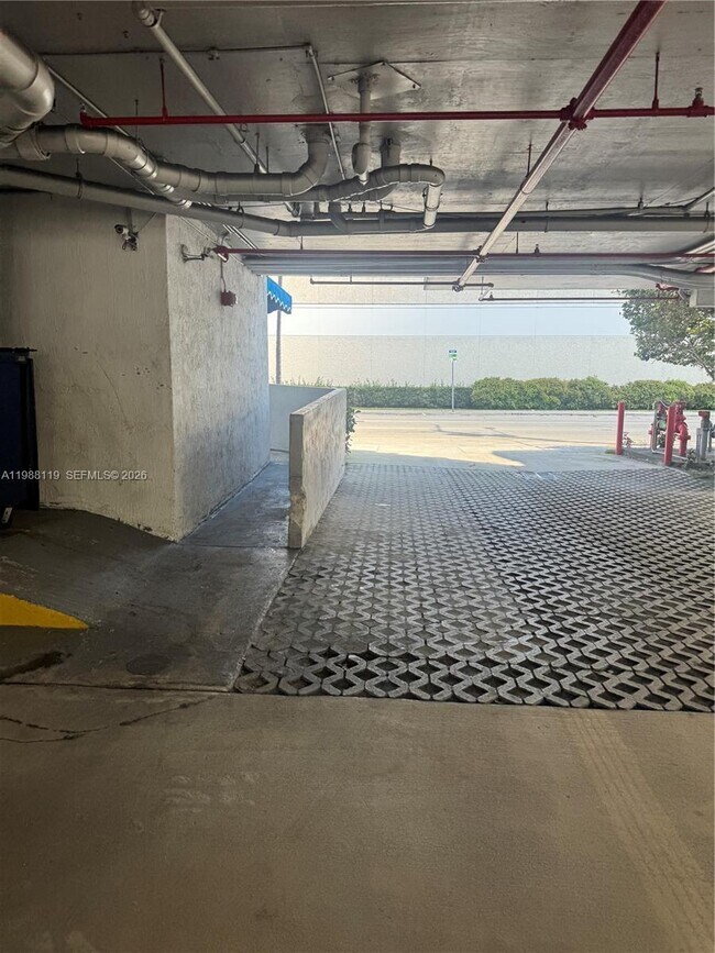 Building Photo - 2120 W Flagler St